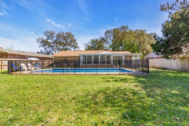 Building Photo - Bluewater Bay POOL Home!