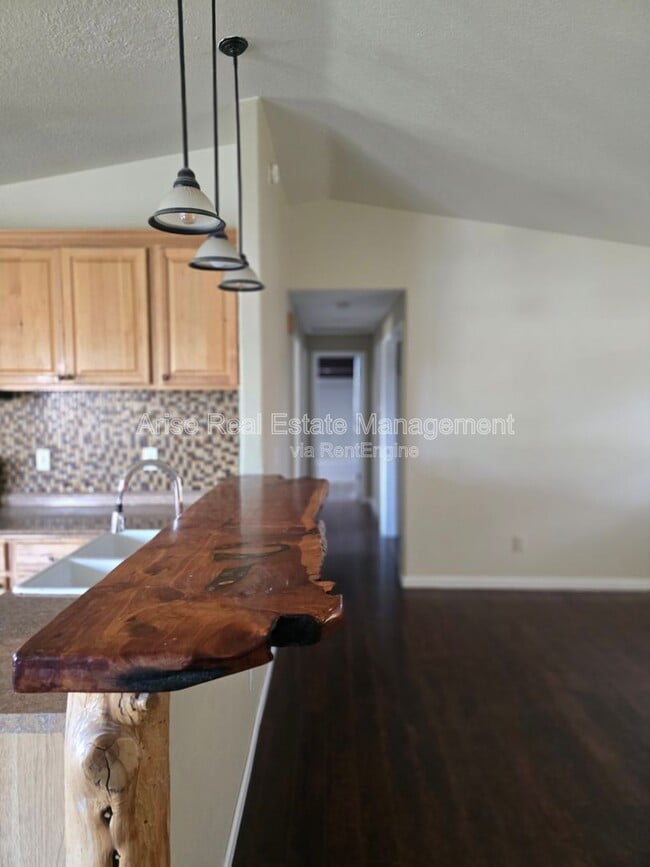 Building Photo - 803 Scenic Loop