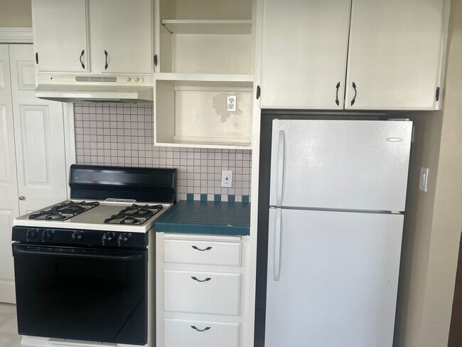 Building Photo - Affordable, Adorable Medford Home!!