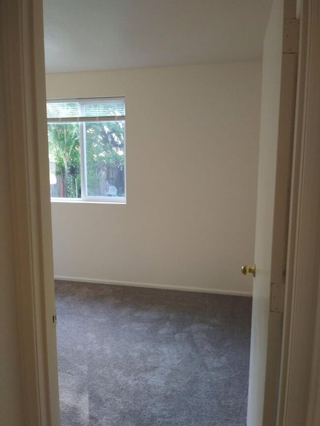 Building Photo - 3 bedroom 2 bath home close to downtown