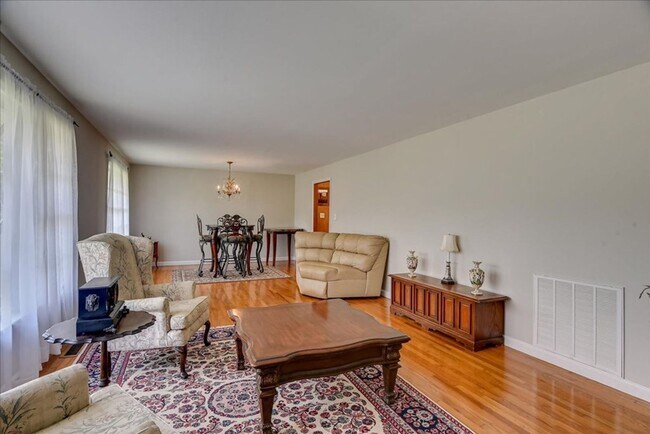 Building Photo - 3 Bedroom 2.5 Bathroom Ranch