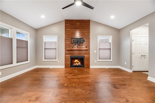 Building Photo - 1352 Creeks Edge Dr