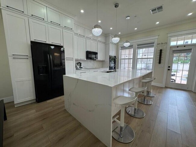 Building Photo - 4 Bedroom fully renovated Townhome in the Main Village of Celebration