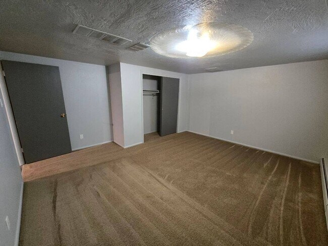 Building Photo - For Rent: 1 Bed / 1 Bath Basement Apartmen...