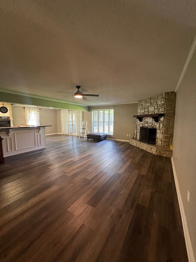 Building Photo - Ready In Benton!!