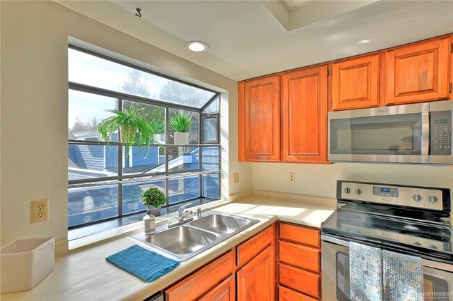 Building Photo - Spacious 2-Bed, 2-Bath Condo in Prime Ever...