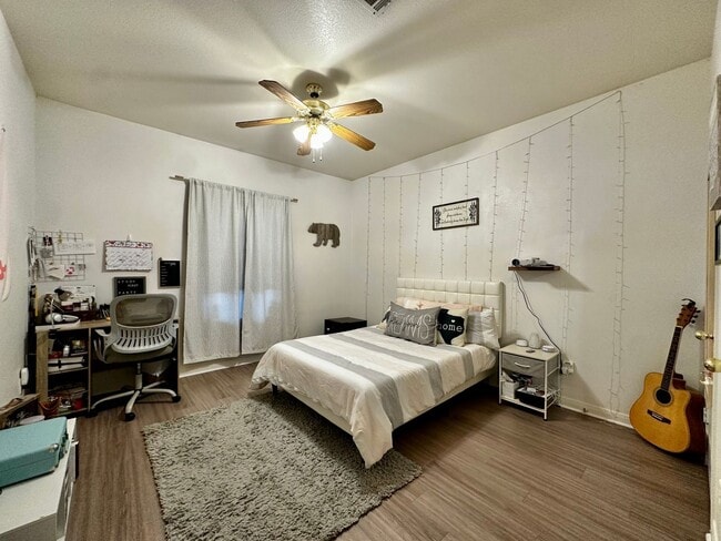 Building Photo - 4/4 Duplex Near Baylor!