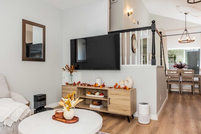 Building Photo - 1954 Bristol St