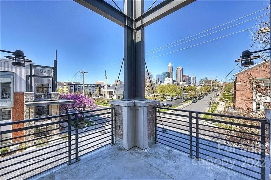 Building Photo - 911 E 8th St