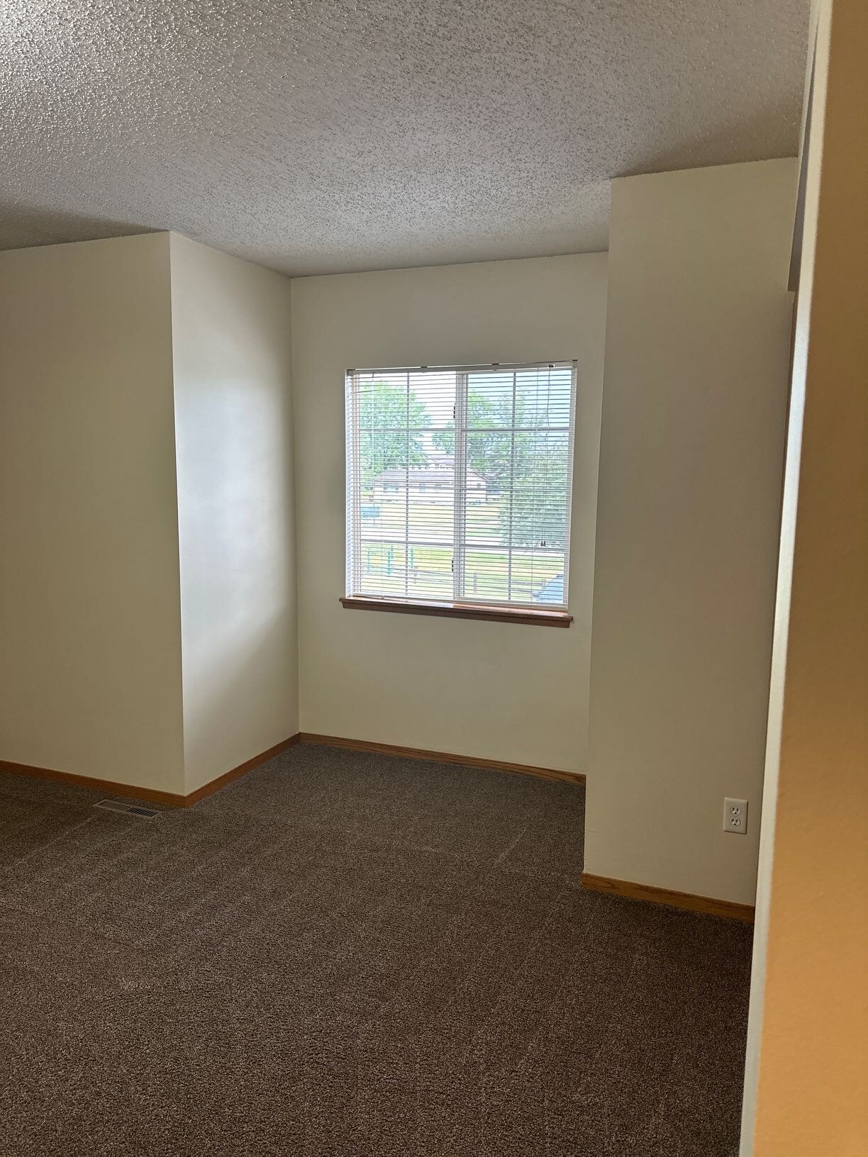 Building Photo - 210 10th St W