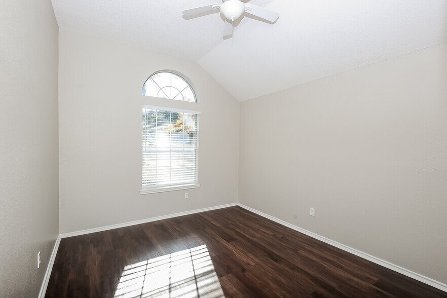 Building Photo - 208 Vines Dr