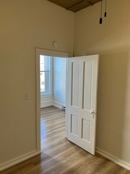 Building Photo - 113 Main St E