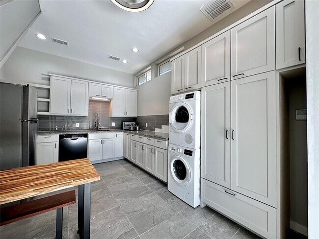 Building Photo - 914 E 39th St