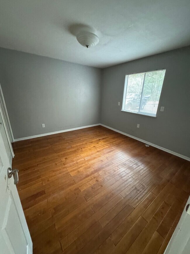 Building Photo - Updated 2/2 End-Unit Condo in Treehouse Village – Prime Location Near Campus