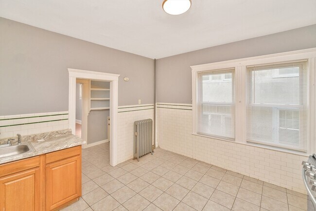 Building Photo - 146 Homestead St