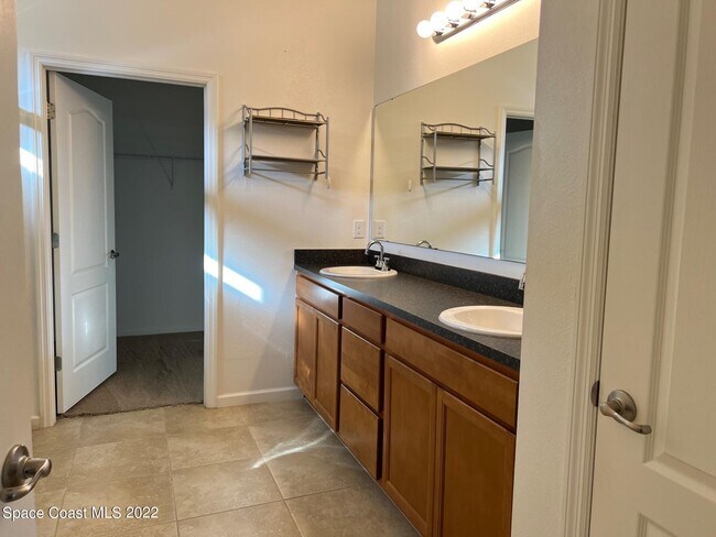 Building Photo - 728 Remington Green Dr SE