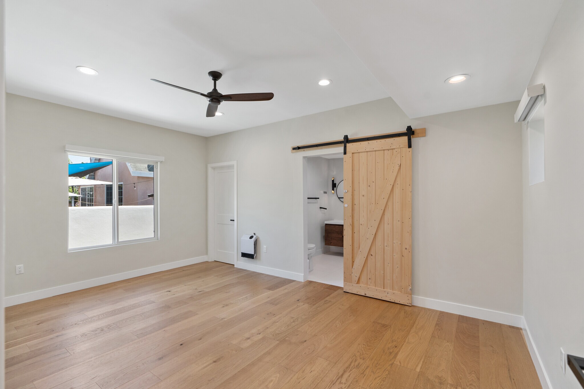 Building Photo - 1828 W 47th St