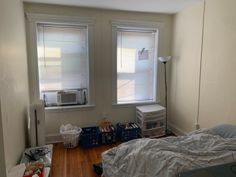 Building Photo - 382 Riverway St