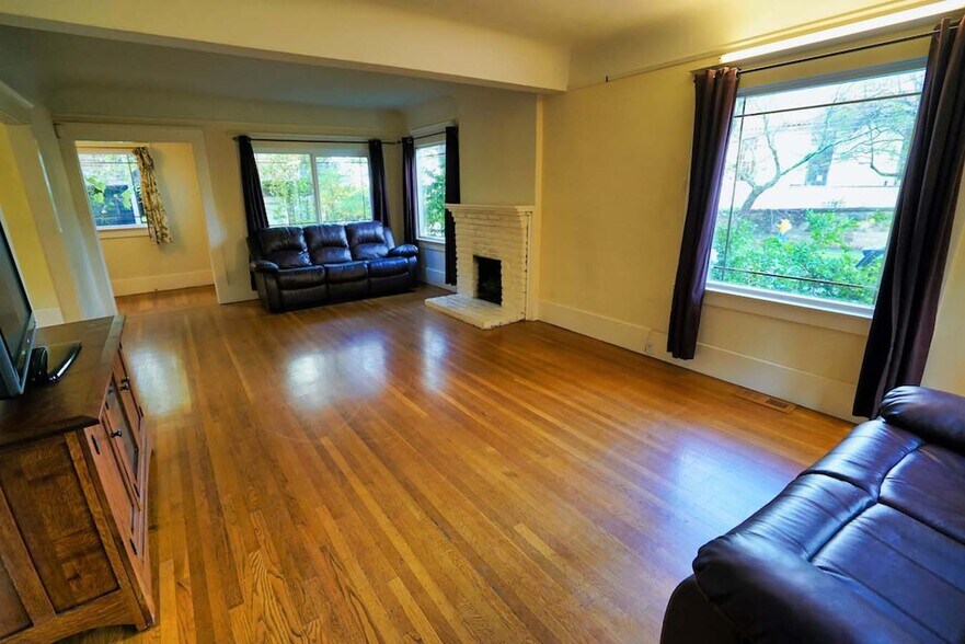 Building Photo - 2836 Derby St