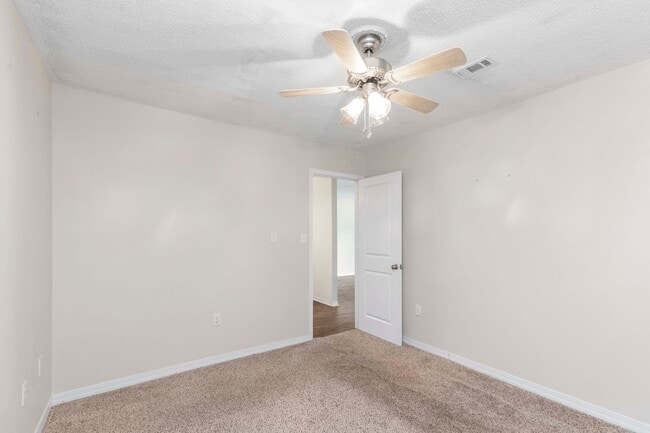 Building Photo - AVAILABLE IN OCTOBER! 2 beds 1 bath