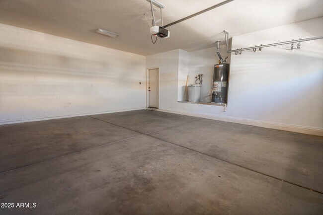Building Photo - 18433 W Sunnyslope Ln