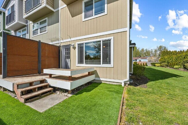 Building Photo - 4 bedrooms, 2.5 bathrooms with attached garage. This large unit is 3 floors!  Rent of $2900.00 in...