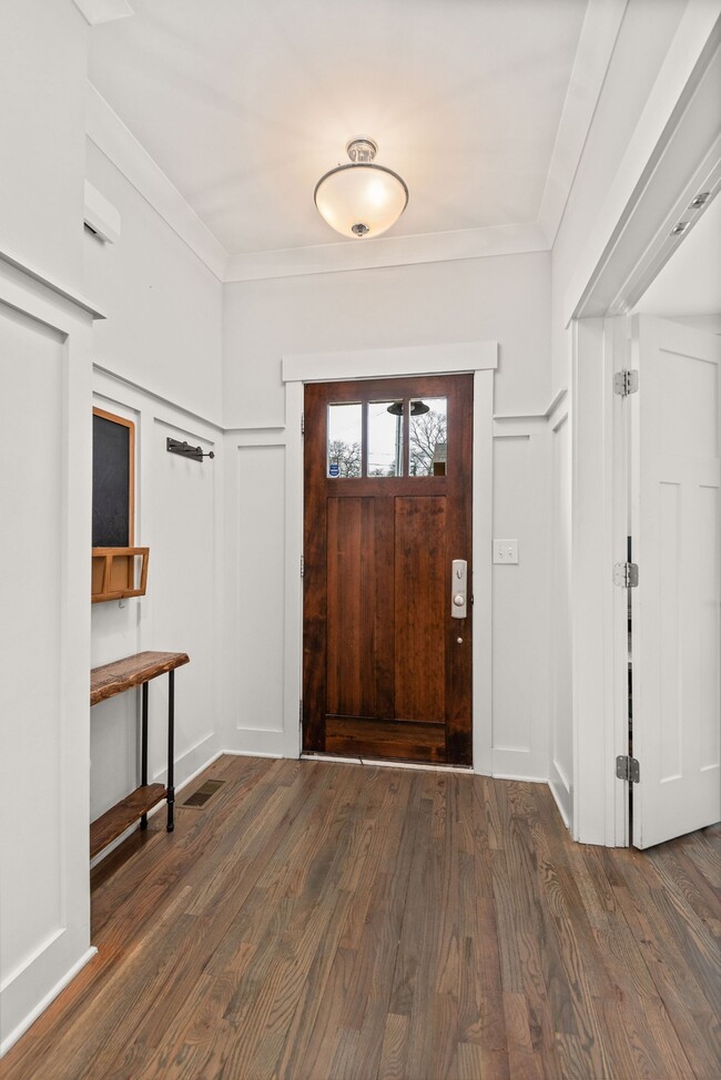 Building Photo - 2223 Burns St