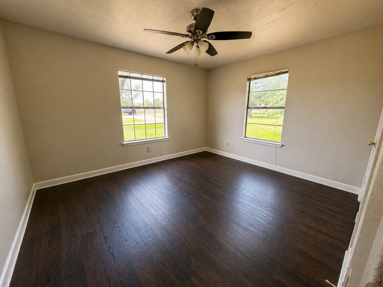 Building Photo - 3525 Country Club Rd