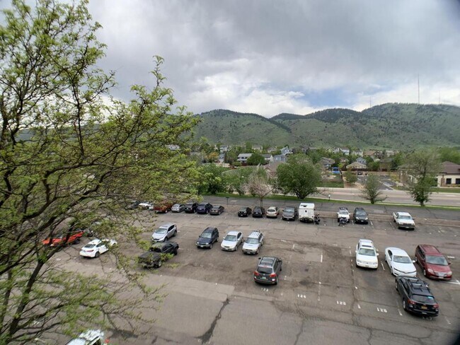 Building Photo - 1250 Golden Cir