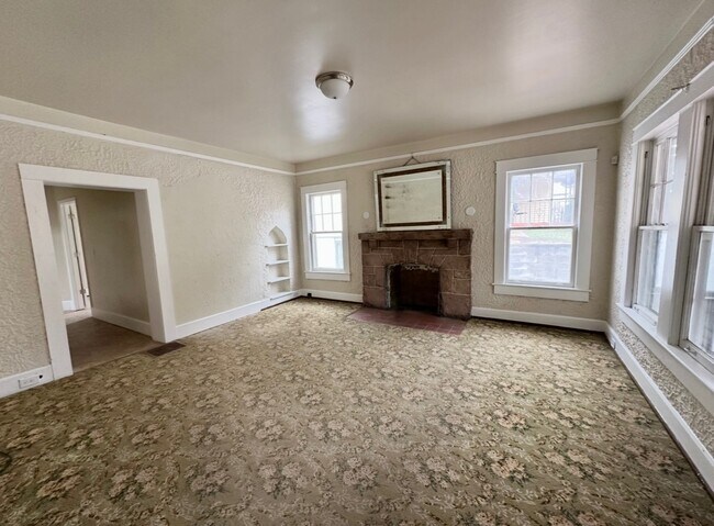 Building Photo - 1532 Graymont Ave W