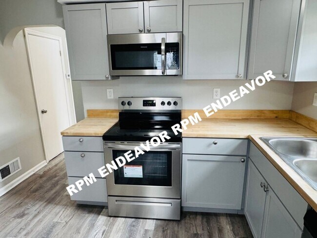 Building Photo - 2Bed/1Bath Available NOW!