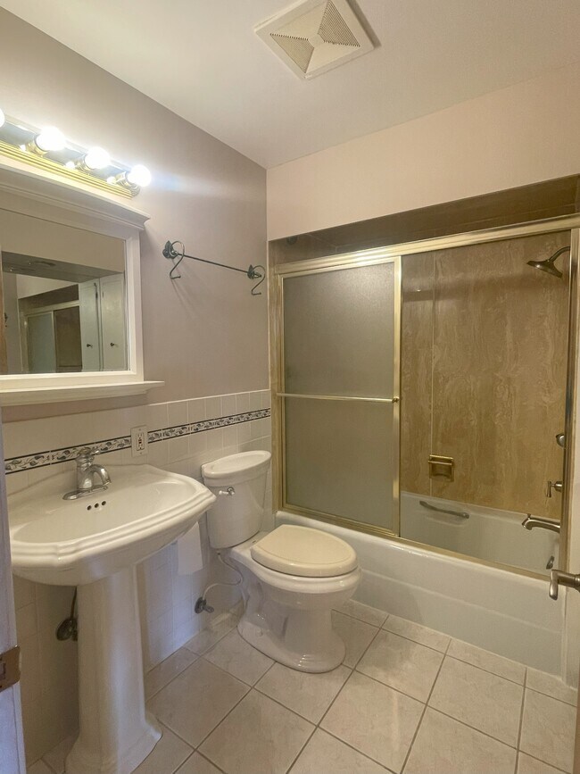 Main level full bathroom. - 1231 Raymond Ave