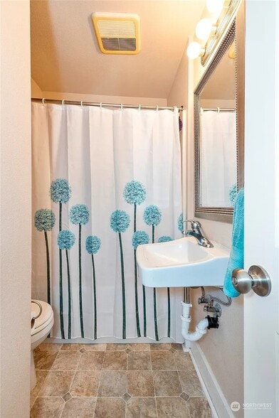 Building Photo - 916 Hull Ave