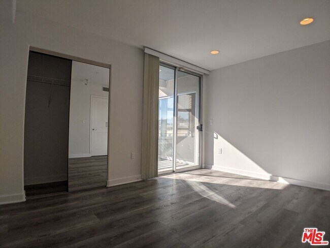 Building Photo - 5143 White Oak Ave