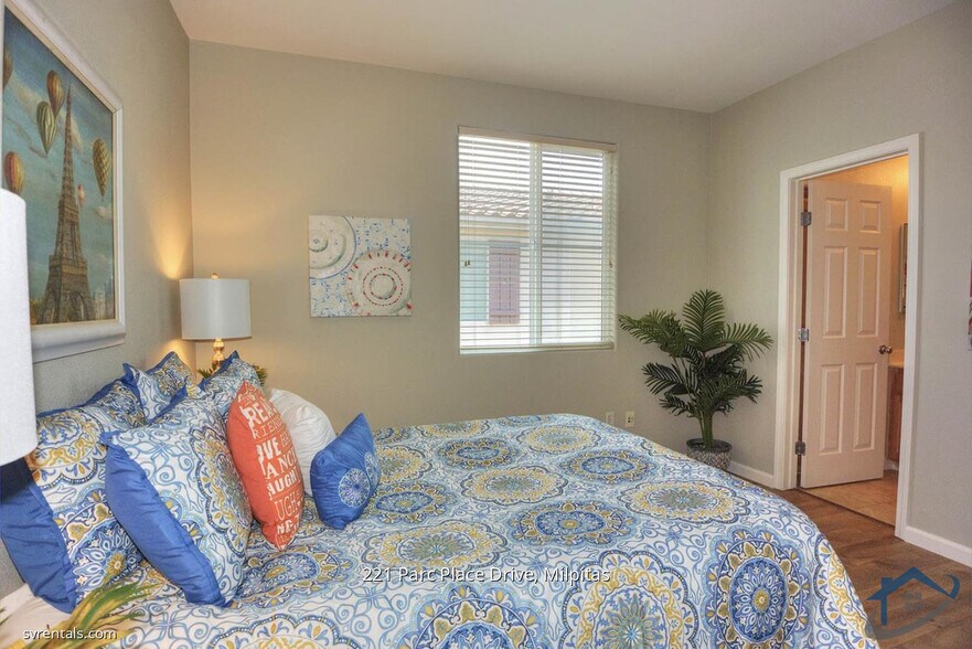 Building Photo - 221 Parc Place Dr