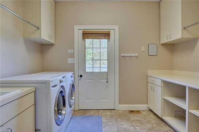 Building Photo - 12325 6 Ponds Ln