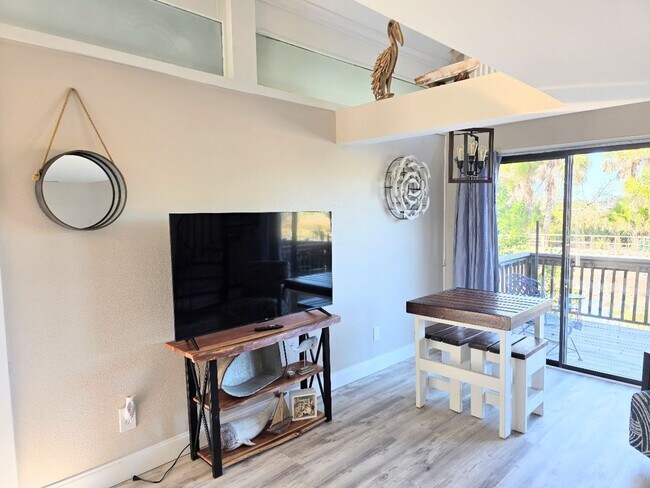 Building Photo - Waterfront condo with community pool!