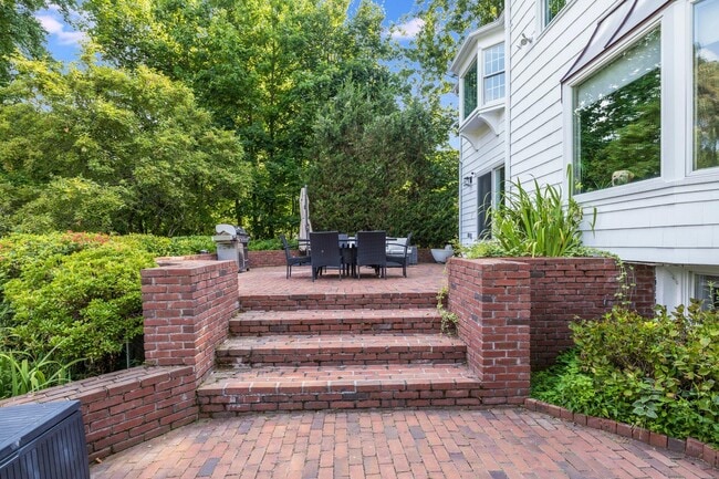 Building Photo - 227 Griffen Ave