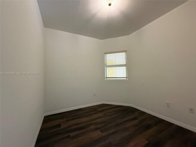 Building Photo - 8800 NW 107 Ct