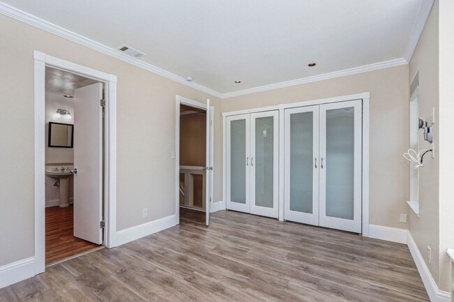 Building Photo - 2 Bed / 1 Bath townhome in sunny Potrero H...