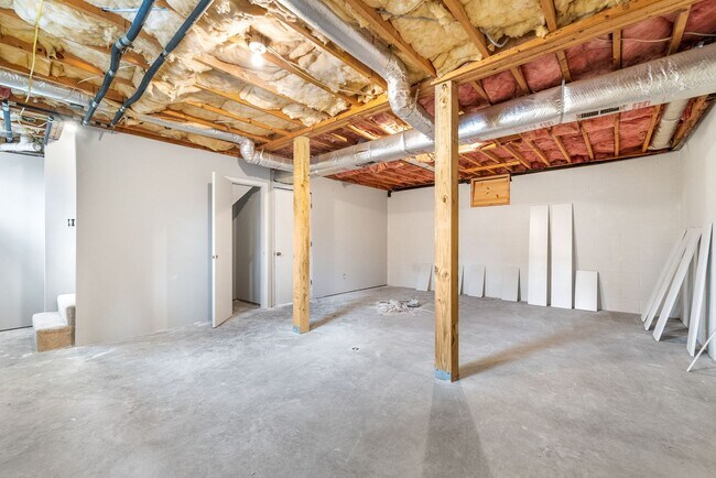 Building Photo - Newly Renovated 3 Bedroom Pet Friendly Hom...