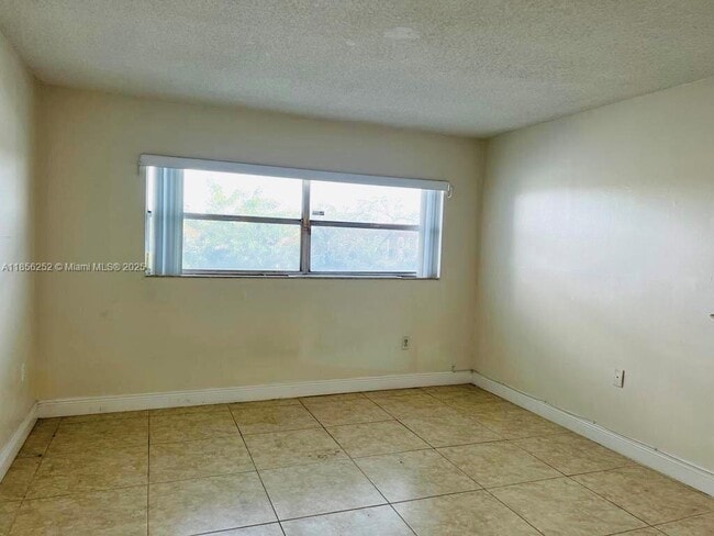 Building Photo - 9359 Fontainebleau Blvd