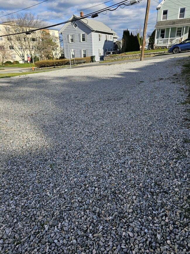 Building Photo - 281 Pequot Ave