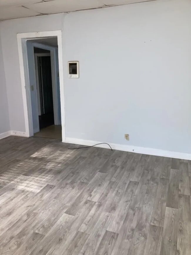 Building Photo - 2 Bedroom 1 Bathroom
