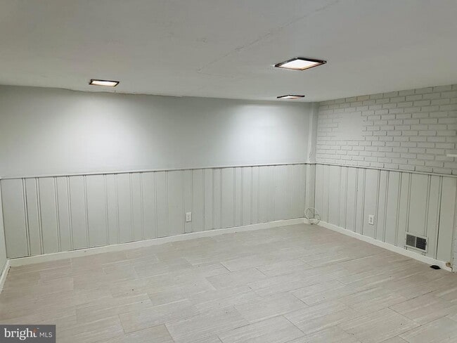 Building Photo - 2500 Lake Ave