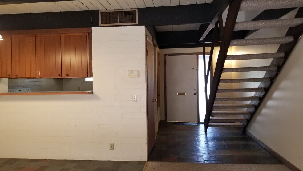 Building Photo - 2772 University Ave