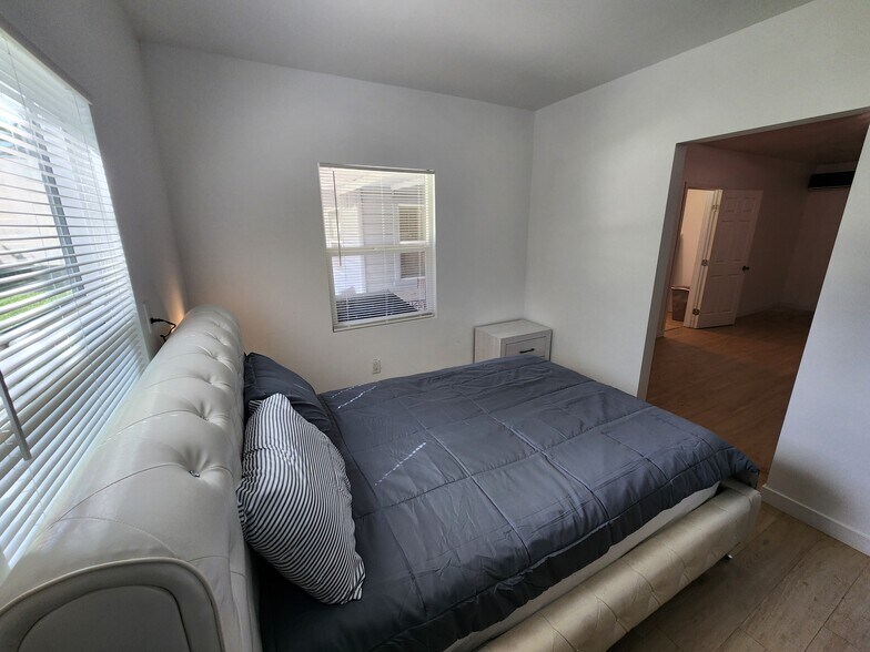 Building Photo - 9682 Sunland Blvd