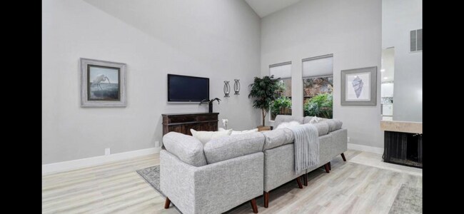 Building Photo - Spacious and beautiful 3 bedroom 2 bath ho...