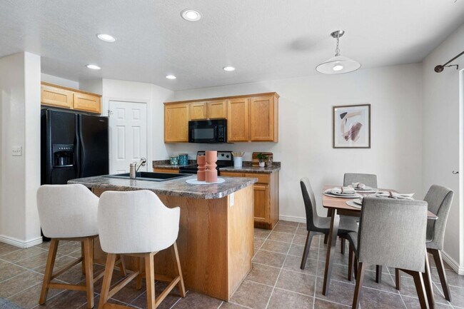 Building Photo - Beautiful 3 Bedroom Townhome In Hidden Valley Heights