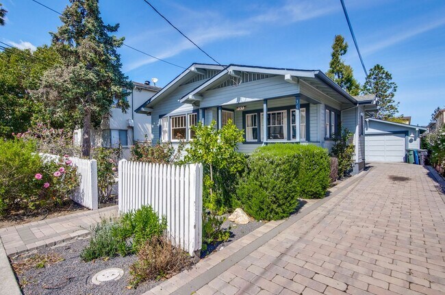 Building Photo - Updated Bungalow located in Downtown Redwood City & 15 miles from SF International Airport